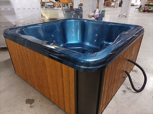 Luxury Square Hot Tub £5,995