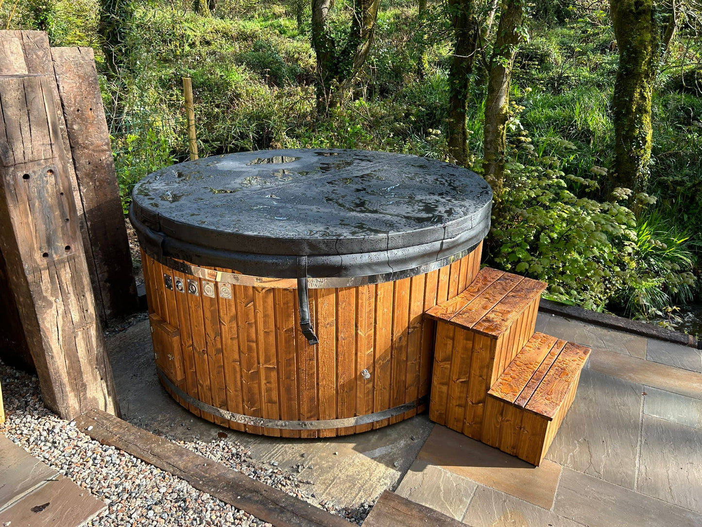 Barrel Hot Tub with water jets, massage jets & LED Lighting